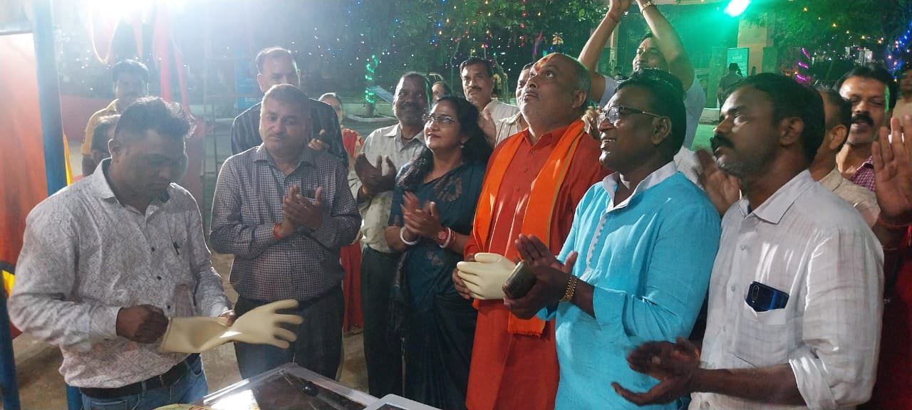 हाई मास्क लाइट से जगमगाया दुर्गा पंडालविधायक पहुंचे इंटरनेशनल काॅलोनी