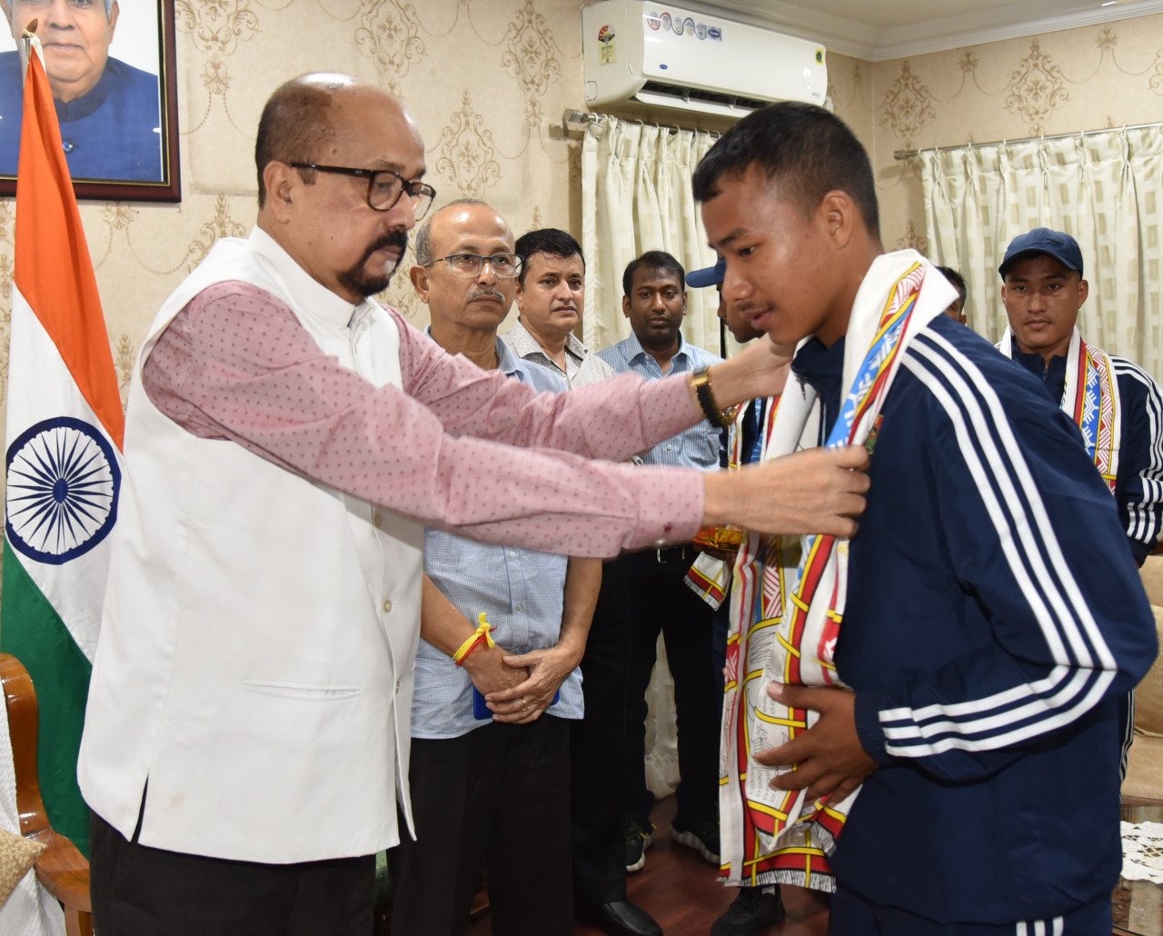 राज्यपाल डेका से असम के फुटबॉल टीम के खिलाड़ियों ने की मुलाकात राज्यपाल डेका से असम के फुटबॉल टीम के खिलाड़ियों ने की मुलाकात