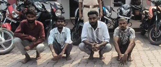 तलवार-चाकू लहराते हुए बर्थडे पार्टी मना रहे थे युवक, पुलिस ने 4 को किया गिरफ्तार तलवार-चाकू लहराते हुए बर्थडे पार्टी मना रहे थे युवक, पुलिस ने 4 को किया गिरफ्तार