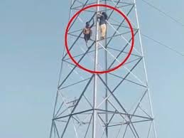 महिला का हाई वोल्टेज ड्रामा, पति के चरित्र पर शक से परेशान होकर 40 फीट ऊंचे बिजली टॉवर पर चढ़ी