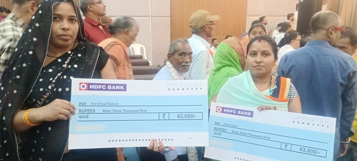 रायपुर : पक्का आशियाना मिलने से खिले चेहरे।