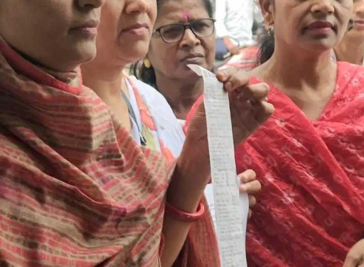 धमतरी में बिजली बिल बढ़ने से महिलाओं 500 की जगह 1200 बिजली आने पर का विरोध एसडीएम कार्यालय में प्रदर्शन हाफ बिजली बिल की मांग।