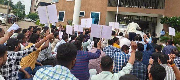 बर्खास्तगी से भड़का NHM कर्मचारी संघ, आज कर्मचारियों का जेल भरो आंदोलन, राजधानी में जुटेंगे 10 हजार कर्मचारी बर्खास्तगी से भड़का NHM कर्मचारी संघ, आज कर्मचारियों का जेल भरो आंदोलन, राजधानी में जुटेंगे 10 हजार कर्मचारी