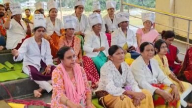 एनएचएम के 18 कर्मियों ने किया अनशन।