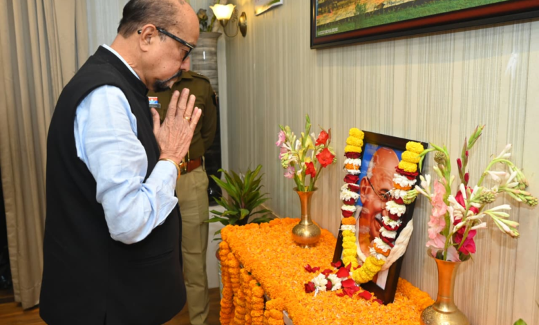 रायपुर : राज्यपाल श्री डेका ने राष्ट्रपिता महात्मा गांधी को दी श्रद्धांजलि…