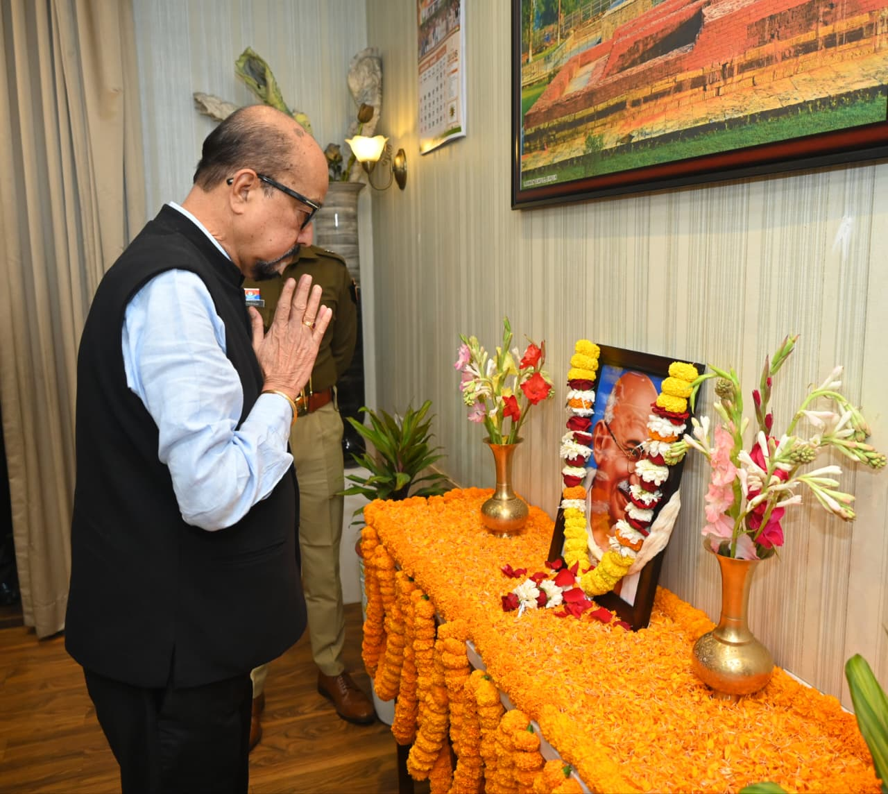 रायपुर : राज्यपाल श्री डेका ने राष्ट्रपिता महात्मा गांधी को दी श्रद्धांजलि…