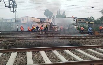 कलवा–ठाणे के बीच पटरी के पास लगी आग, धुएं से विजिबिलिटी घटी; सेंट्रल लाइन की सेवाएं प्रभावित…