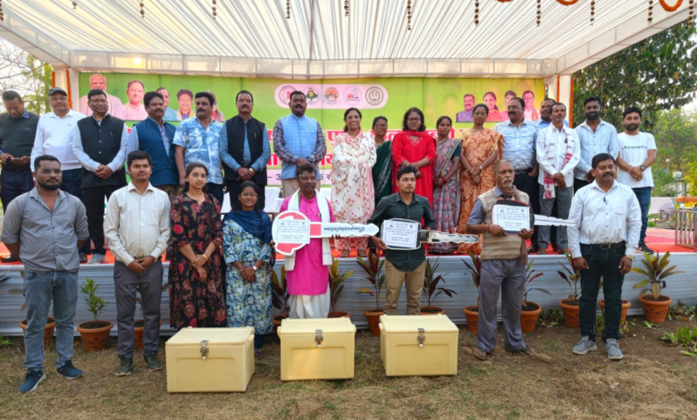 रायपुर : धरती आबा ग्राम उत्कर्ष योजना अंतर्गत मत्स्य विक्रेताओं को मिला मोटरसाइकिल सह आइस… रायपुर : धरती आबा ग्राम उत्कर्ष योजना अंतर्गत मत्स्य विक्रेताओं को मिला मोटरसाइकिल सह आइस…