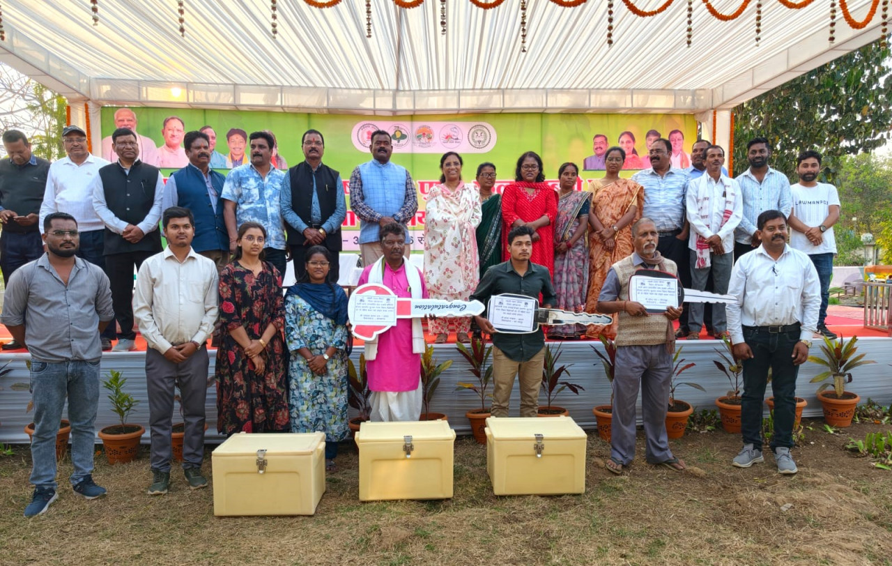 रायपुर : धरती आबा ग्राम उत्कर्ष योजना अंतर्गत मत्स्य विक्रेताओं को मिला मोटरसाइकिल सह आइस…