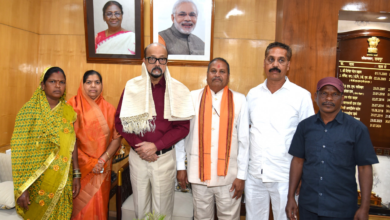 रायपुर : राज्यपाल श्री रमेन डेका से राष्ट्रपति पुरस्कार प्राप्त ढोकरा शिल्प कलाकारों ने की सौजन्य भेंट… रायपुर : राज्यपाल श्री रमेन डेका से राष्ट्रपति पुरस्कार प्राप्त ढोकरा शिल्प कलाकारों ने की सौजन्य भेंट…