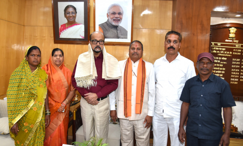 रायपुर : राज्यपाल श्री रमेन डेका से राष्ट्रपति पुरस्कार प्राप्त ढोकरा शिल्प कलाकारों ने की सौजन्य भेंट… रायपुर : राज्यपाल श्री रमेन डेका से राष्ट्रपति पुरस्कार प्राप्त ढोकरा शिल्प कलाकारों ने की सौजन्य भेंट…