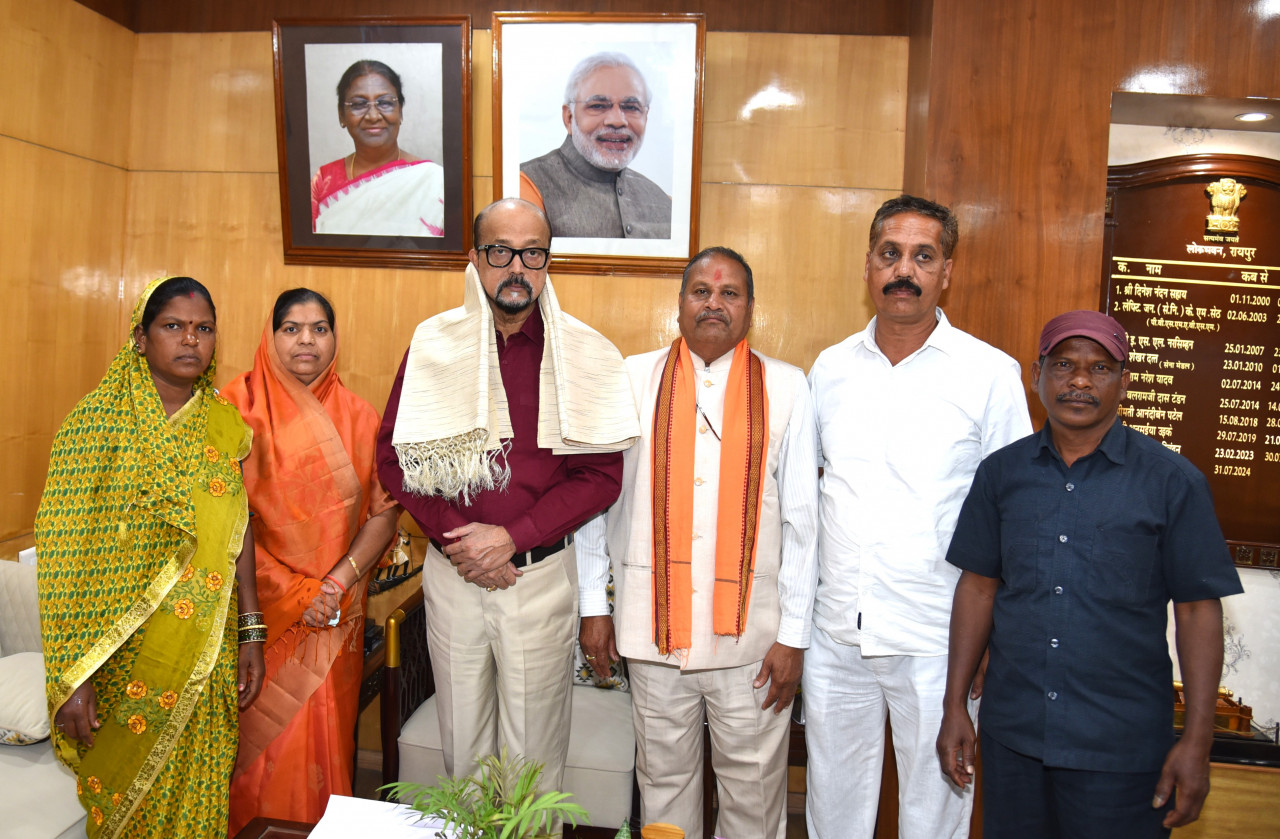 रायपुर : राज्यपाल श्री रमेन डेका से राष्ट्रपति पुरस्कार प्राप्त ढोकरा शिल्प कलाकारों ने की सौजन्य भेंट… रायपुर : राज्यपाल श्री रमेन डेका से राष्ट्रपति पुरस्कार प्राप्त ढोकरा शिल्प कलाकारों ने की सौजन्य भेंट…