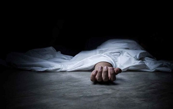 उदयपुर में इंसानियत शर्मसार: थाने के बाहर एक घंटे तक तड़पता रहा घायल युवक, पुलिस देखती रही और हो गई मौत… उदयपुर में इंसानियत शर्मसार: थाने के बाहर एक घंटे तक तड़पता रहा घायल युवक, पुलिस देखती रही और हो गई मौत…