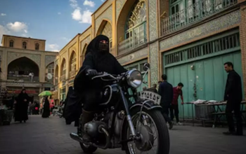 ईरानी महिलाओं को मिली मोटरसाइकिल चलाने की आजादी, दशकों बाद आया नया कानून… ईरानी महिलाओं को मिली मोटरसाइकिल चलाने की आजादी, दशकों बाद आया नया कानून…