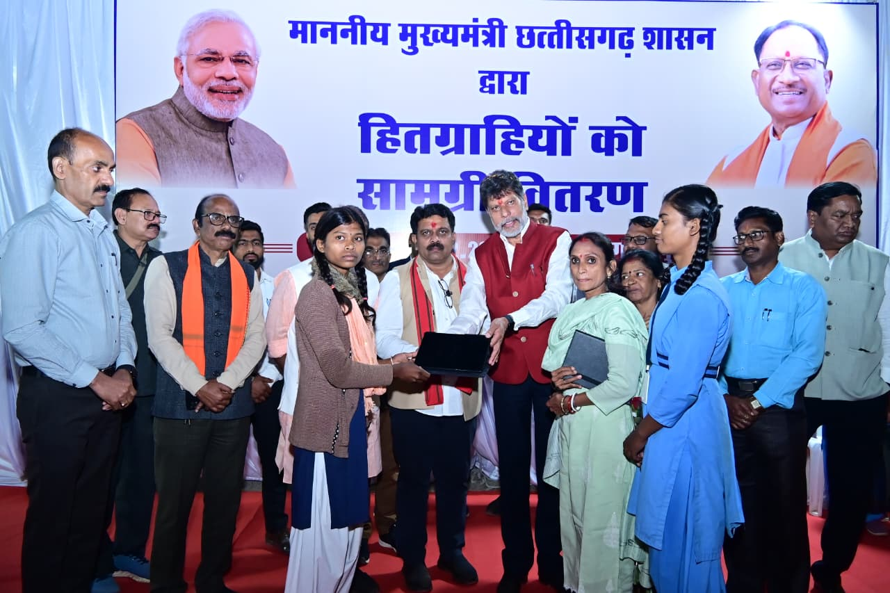 रायपुर : उप मुख्यमंत्री श्री विजय शर्मा ने हितग्राहियों को सौंपी सौगातें…