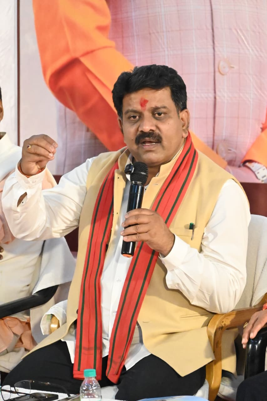 रायपुर : उप मुख्यमंत्री श्री शर्मा ने 30 पुनर्वासित युवाओं को बांटे टूलकिट और मोबाइल… रायपुर : उप मुख्यमंत्री श्री शर्मा ने 30 पुनर्वासित युवाओं को बांटे टूलकिट और मोबाइल…