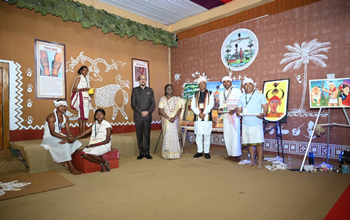 रायपुर : जनजातीय परंपराओं और संस्कृति पर आधारित भव्य प्रदर्शनी का राष्ट्रपति श्रीमती द्रौपदी मुर्मु ने किया अवलोकन…