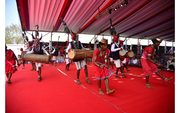 रायपुर : राष्ट्रपति के समक्ष बास्तानार के युवाओं ने ‘गौर नृत्य’ से बिखेरे अद्भुत लोक-रंग…