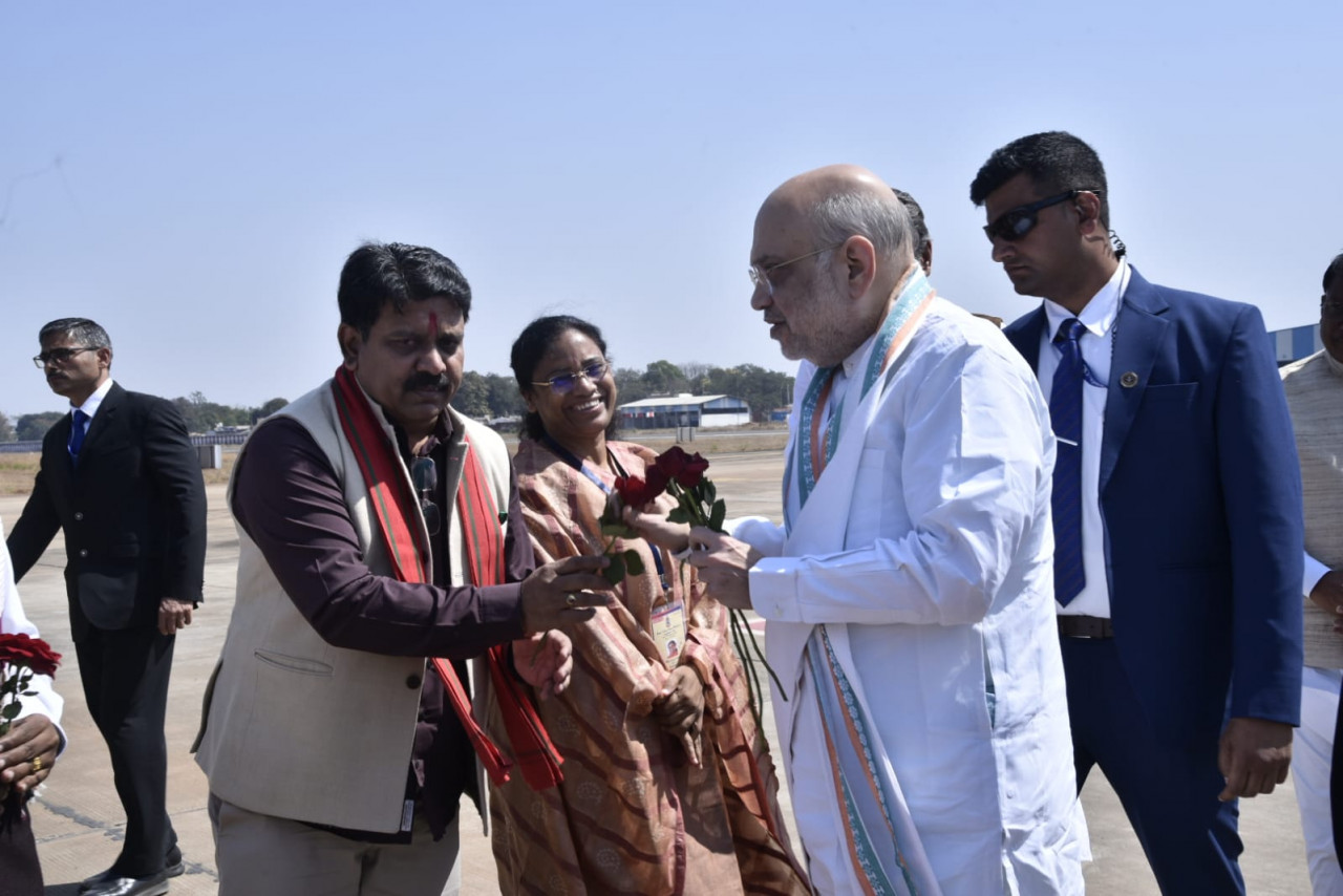 रायपुर : केन्द्रीय गृह मंत्री श्री अमित शाह का जगदलपुर के मां दंतेश्वरी एयरपोर्ट में आत्मीय स्वागत… रायपुर : केन्द्रीय गृह मंत्री श्री अमित शाह का जगदलपुर के मां दंतेश्वरी एयरपोर्ट में आत्मीय स्वागत…