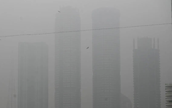 मुंबई में प्रदूषण का अटैक, बढ़ते AQI के बीच छाई धुंध; लोगों से की गई घरों में रहने की अपील…