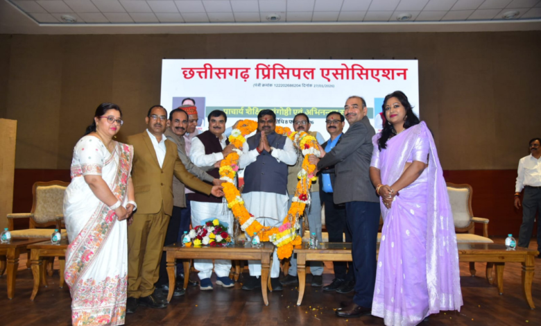 रायपुर : शासकीय विद्यालय संस्कार एवं सामाजिक सद्भावना के केंद्र हैं – गजेंद्र यादव… रायपुर : शासकीय विद्यालय संस्कार एवं सामाजिक सद्भावना के केंद्र हैं – गजेंद्र यादव…