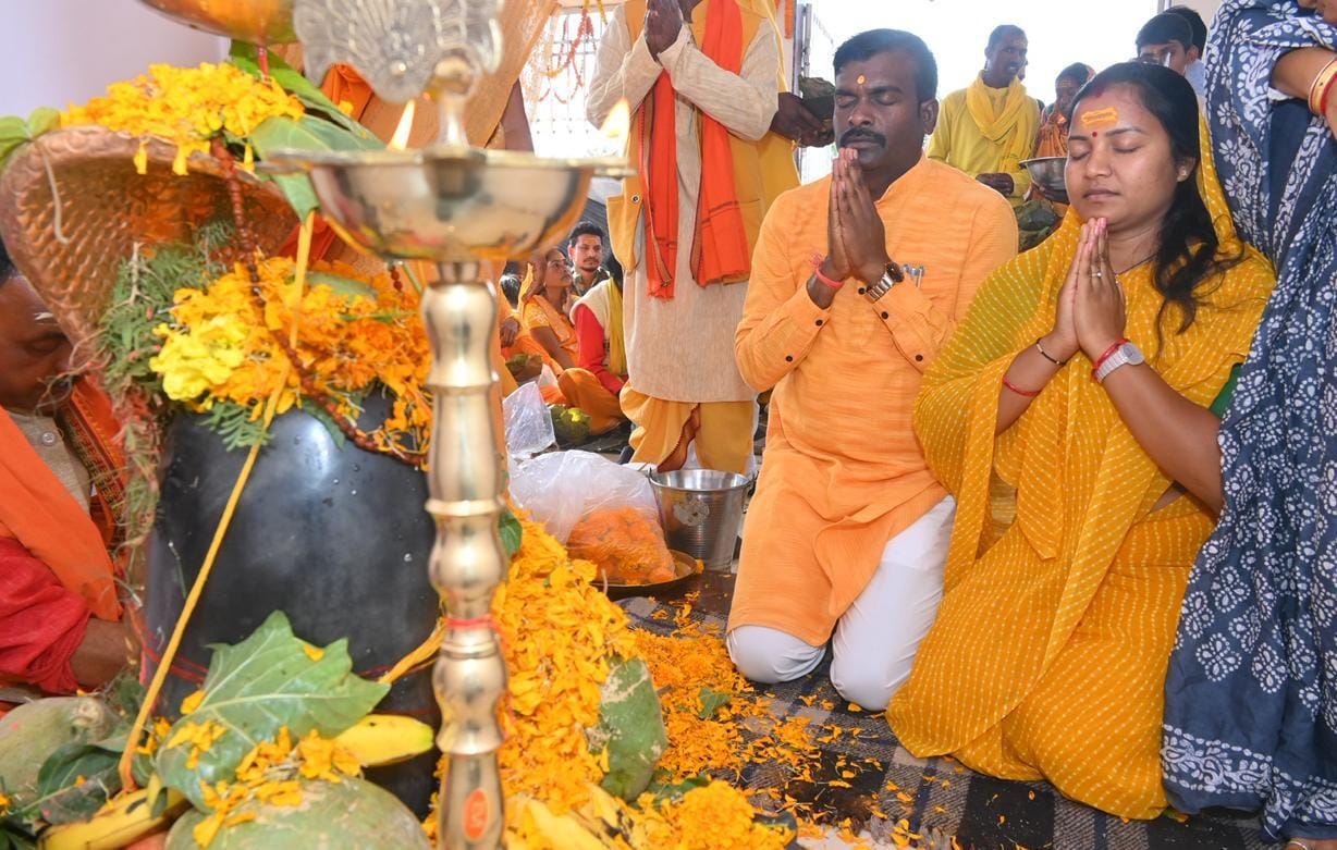 रायपुर : मंत्री श्रीमती लक्ष्मी राजवाड़े गृह ग्राम बीरपुर में नवनिर्मित शिव मंदिर की प्राण-प्रतिष्ठा में शामिल हुईं… रायपुर : मंत्री श्रीमती लक्ष्मी राजवाड़े गृह ग्राम बीरपुर में नवनिर्मित शिव मंदिर की प्राण-प्रतिष्ठा में शामिल हुईं…