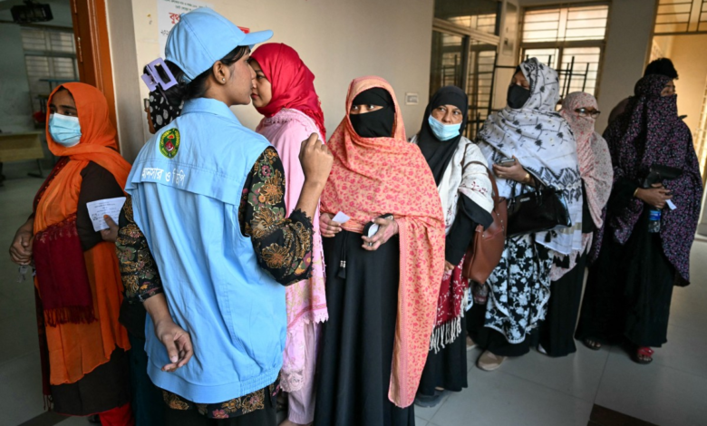 बांग्लादेश में वोटिंग के लिए लंबी लाइन, जमात प्रमुख का आरोप- ढाका में 13 बूथों पर तोड़फोड़…