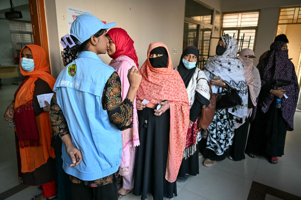 बांग्लादेश में वोटिंग के लिए लंबी लाइन, जमात प्रमुख का आरोप- ढाका में 13 बूथों पर तोड़फोड़… बांग्लादेश में वोटिंग के लिए लंबी लाइन, जमात प्रमुख का आरोप- ढाका में 13 बूथों पर तोड़फोड़…