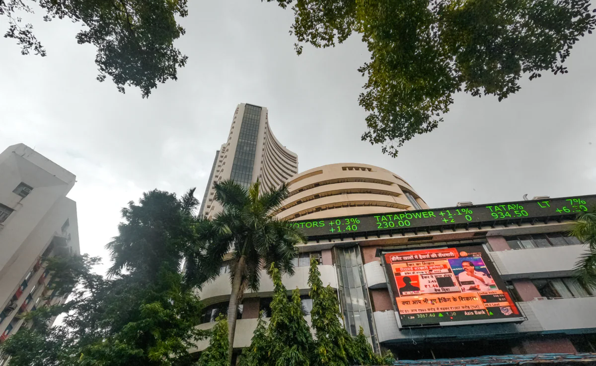 Share Market Updates: गिरावट के साथ खुला शेयर बाजार, Nifty 25900 के नीचे फिसला, 7% टूटे LG India के शेयर…