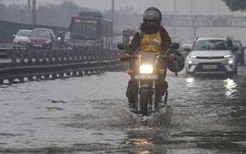 उत्तर भारत में मौसम का उलटफेर: दिल्ली-यूपी में झमाझम बारिश, शीतलहर जमा रही शरीर; हिमाचल-कश्मीर में भारी बर्फबारी…