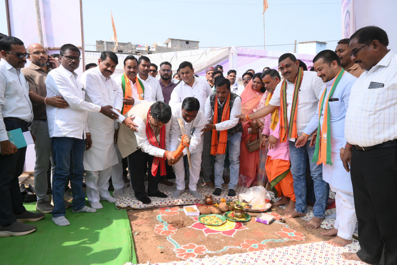 रायपुर : उप मुख्यमंत्री श्री विजय शर्मा ने कवर्धा नगर के विकास के लिए रखी 2.80 करोड़ के निर्माण कार्यों की आधारशिला… रायपुर : उप मुख्यमंत्री श्री विजय शर्मा ने कवर्धा नगर के विकास के लिए रखी 2.80 करोड़ के निर्माण कार्यों की आधारशिला…