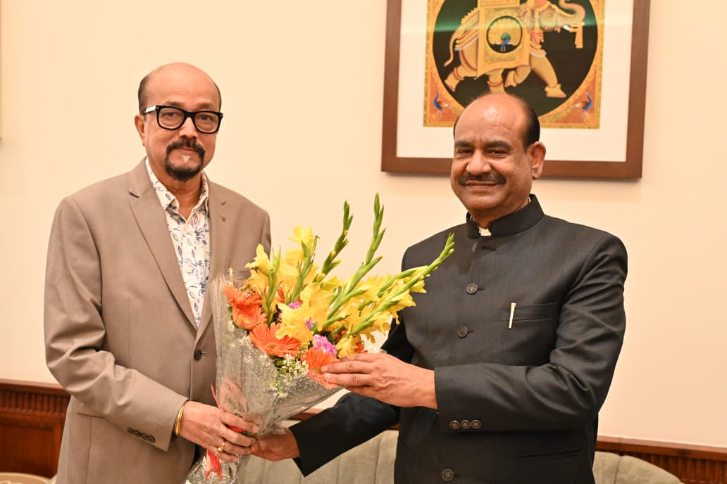 रायपुर : राज्यपाल श्री रमेन डेका ने लोकसभा अध्यक्ष श्री ओम बिरला से सौजन्य भेंट की…