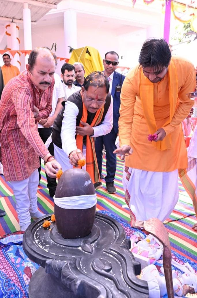 रायपुर : नीलकंठेश्वर महादेव मंदिर के प्राण-प्रतिष्ठा समारोह में मुख्यमंत्री श्री विष्णु देव साय हुए शामिल… रायपुर : नीलकंठेश्वर महादेव मंदिर के प्राण-प्रतिष्ठा समारोह में मुख्यमंत्री श्री विष्णु देव साय हुए शामिल…