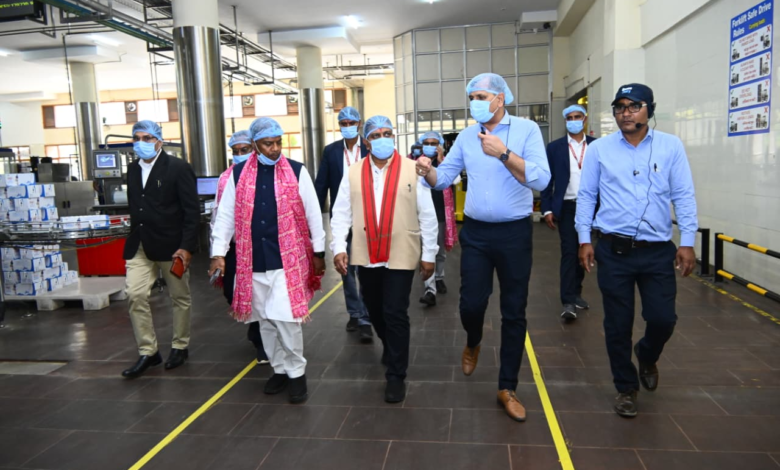 रायपुर : उपमुख्यमंत्री श्री विजय शर्मा एवं वन मंत्री श्री केदार कश्यप ने पशुपालकों एवं बिहान दीदियों के साथ किया आधुनिक डेयरियों का भ्रमण…