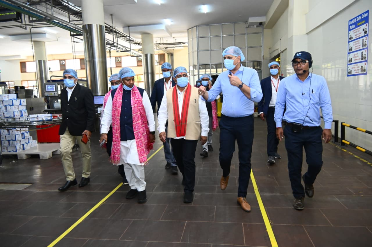 रायपुर : उपमुख्यमंत्री श्री विजय शर्मा एवं वन मंत्री श्री केदार कश्यप ने पशुपालकों एवं बिहान दीदियों के साथ किया आधुनिक डेयरियों का भ्रमण… रायपुर : उपमुख्यमंत्री श्री विजय शर्मा एवं वन मंत्री श्री केदार कश्यप ने पशुपालकों एवं बिहान दीदियों के साथ किया आधुनिक डेयरियों का भ्रमण…