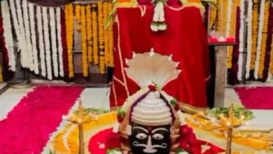 उज्जैन से काशी विश्वनाथ तक महाशिवरात्रि की धूम, 11 फुट का सेहरा पहने महाकाल, भक्तों की पांच किलोमीटर लंबी कतार…