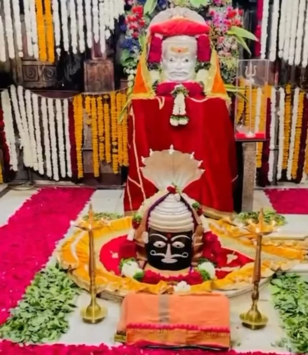 उज्जैन से काशी विश्वनाथ तक महाशिवरात्रि की धूम, 11 फुट का सेहरा पहने महाकाल, भक्तों की पांच किलोमीटर लंबी कतार…