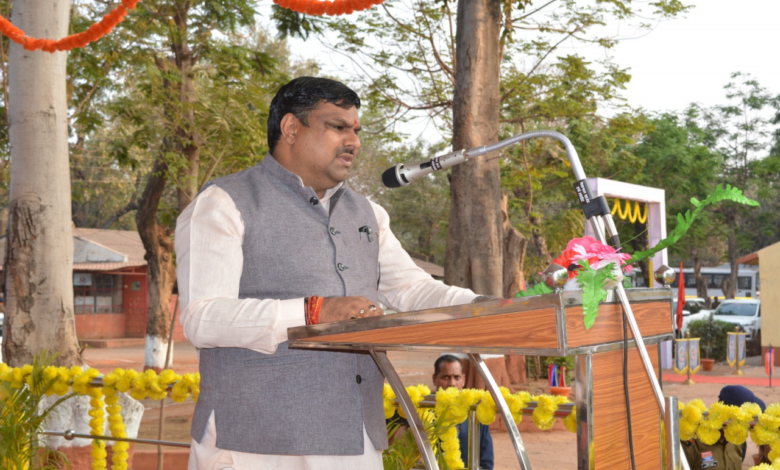 रायपुर : नेताजी सुभाष चंद्र बोस राज्य पुलिस अकादमी में 870 प्रशिक्षु उपनिरीक्षकों हेतु संवादात्मक प्रशिक्षण कार्यक्रम : शिक्षा मंत्री श्री गजेंद्र यादव ने किया मार्गदर्शन… रायपुर : नेताजी सुभाष चंद्र बोस राज्य पुलिस अकादमी में 870 प्रशिक्षु उपनिरीक्षकों हेतु संवादात्मक प्रशिक्षण कार्यक्रम : शिक्षा मंत्री श्री गजेंद्र यादव ने किया मार्गदर्शन…