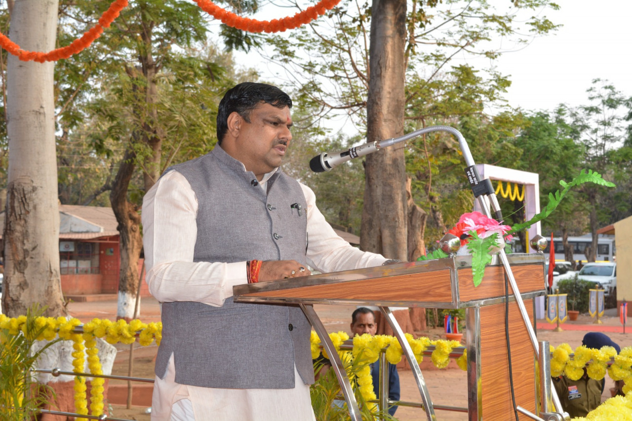 रायपुर : नेताजी सुभाष चंद्र बोस राज्य पुलिस अकादमी में 870 प्रशिक्षु उपनिरीक्षकों हेतु संवादात्मक प्रशिक्षण कार्यक्रम : शिक्षा मंत्री श्री गजेंद्र यादव ने किया मार्गदर्शन…