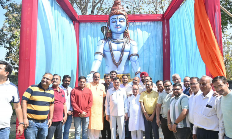 रायपुर : 18 फीट ऊंचे शिव प्रतिमा का उद्योग मंत्री श्री लखन लाल देवांगन ने पूजन अर्चना कर किया अनावरण, विभिन्न धार्मिक अनुष्ठानों में हुए सम्मिलित… रायपुर : 18 फीट ऊंचे शिव प्रतिमा का उद्योग मंत्री श्री लखन लाल देवांगन ने पूजन अर्चना कर किया अनावरण, विभिन्न धार्मिक अनुष्ठानों में हुए सम्मिलित…