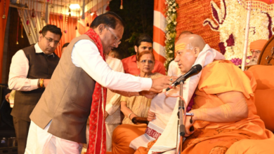 रायपुर : मुख्यमंत्री श्री विष्णु देव साय से निरंजन पीठाधीश्वर महामंडलेश्वर डॉ. स्वामी कैलाशनंद गिरी जी महाराज ने की सौजन्य भेंट…