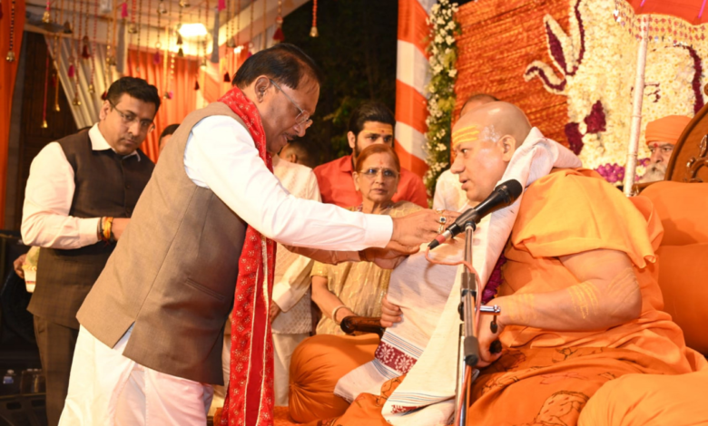 रायपुर : मुख्यमंत्री श्री विष्णु देव साय से निरंजन पीठाधीश्वर महामंडलेश्वर डॉ. स्वामी कैलाशनंद गिरी जी महाराज ने की सौजन्य भेंट…