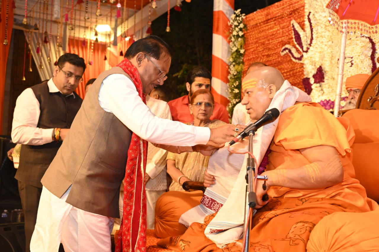 रायपुर : मुख्यमंत्री श्री विष्णु देव साय से निरंजन पीठाधीश्वर महामंडलेश्वर डॉ. स्वामी कैलाशनंद गिरी जी महाराज ने की सौजन्य भेंट… रायपुर : मुख्यमंत्री श्री विष्णु देव साय से निरंजन पीठाधीश्वर महामंडलेश्वर डॉ. स्वामी कैलाशनंद गिरी जी महाराज ने की सौजन्य भेंट…