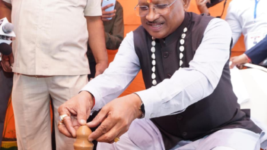 रायपुर : मुख्यमंत्री श्री साय ने कुम्हार के चाक पर गढ़ा दीया, पारंपरिक शिल्पकारों से किया आत्मीय संवाद: सरगुजा विकास प्राधिकरण की बैठक के दौरान प्रदर्शनी में दिखा माटी से जुड़ाव…