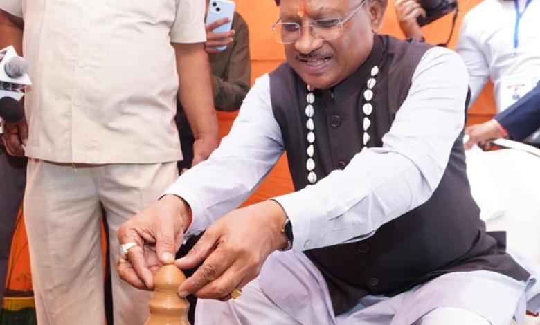 रायपुर : मुख्यमंत्री श्री साय ने कुम्हार के चाक पर गढ़ा दीया, पारंपरिक शिल्पकारों से किया आत्मीय संवाद: सरगुजा विकास प्राधिकरण की बैठक के दौरान प्रदर्शनी में दिखा माटी से जुड़ाव…
