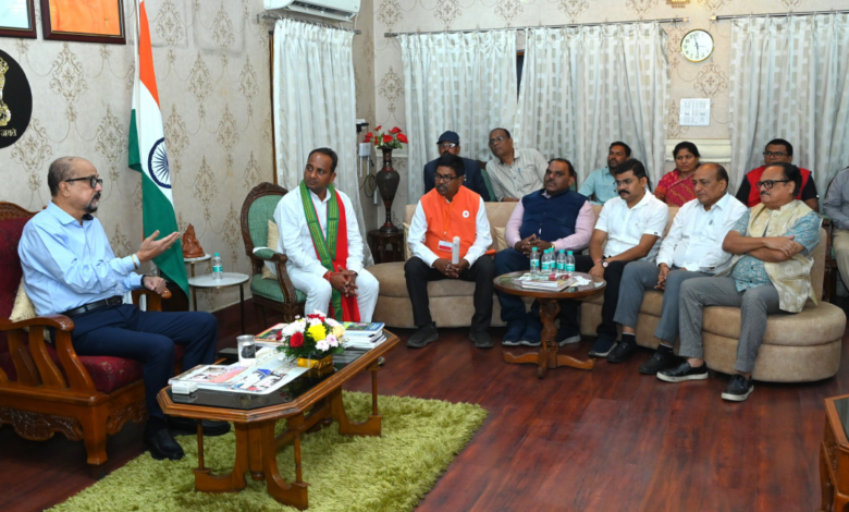 रायपुर : राज्यपाल श्री डेका से छत्तीसगढ़ रेडक्रॉस सोसायटी की नवगठित प्रबंध समिति ने की सौजन्य भेंट… रायपुर : राज्यपाल श्री डेका से छत्तीसगढ़ रेडक्रॉस सोसायटी की नवगठित प्रबंध समिति ने की सौजन्य भेंट…