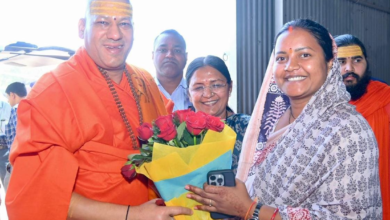 रायपुर : श्रीमती लक्ष्मी राजवाड़े ने निरंजनी पीठाधीश्वर स्वामी कैलाशानंद गिरी जी महाराज से लिया आशीर्वाद… रायपुर : श्रीमती लक्ष्मी राजवाड़े ने निरंजनी पीठाधीश्वर स्वामी कैलाशानंद गिरी जी महाराज से लिया आशीर्वाद…