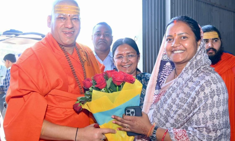 रायपुर : श्रीमती लक्ष्मी राजवाड़े ने निरंजनी पीठाधीश्वर स्वामी कैलाशानंद गिरी जी महाराज से लिया आशीर्वाद… रायपुर : श्रीमती लक्ष्मी राजवाड़े ने निरंजनी पीठाधीश्वर स्वामी कैलाशानंद गिरी जी महाराज से लिया आशीर्वाद…