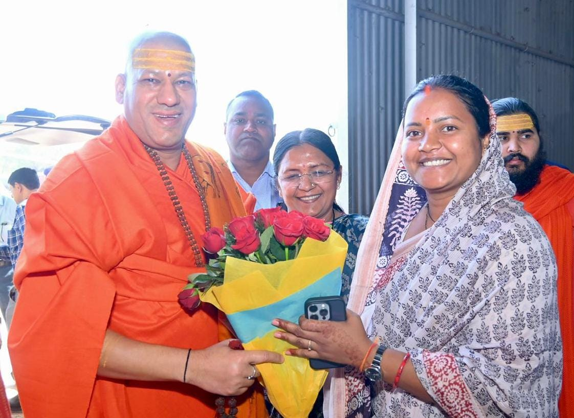 रायपुर : श्रीमती लक्ष्मी राजवाड़े ने निरंजनी पीठाधीश्वर स्वामी कैलाशानंद गिरी जी महाराज से लिया आशीर्वाद… रायपुर : श्रीमती लक्ष्मी राजवाड़े ने निरंजनी पीठाधीश्वर स्वामी कैलाशानंद गिरी जी महाराज से लिया आशीर्वाद…