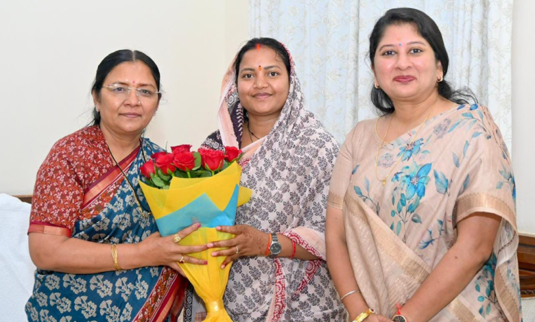 रायपुर : केंद्रीय महिला एवं बाल विकास राज्यमंत्री श्रीमती सावित्री ठाकुर से मंत्री श्रीमती लक्ष्मी राजवाड़े ने की सौजन्य भेंट… रायपुर : केंद्रीय महिला एवं बाल विकास राज्यमंत्री श्रीमती सावित्री ठाकुर से मंत्री श्रीमती लक्ष्मी राजवाड़े ने की सौजन्य भेंट…